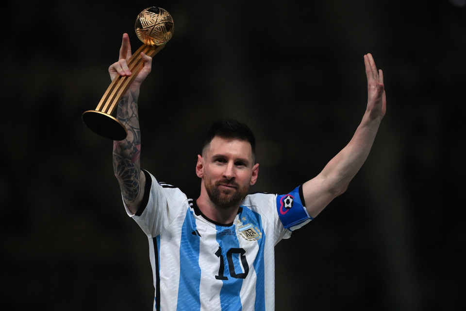 Lionel Messi đoạt danh hiệu cầu thủ xuất sắc nhất World Cup 2022, sau 5 lần được bầu làm cầu thủ xuất sắc nhất trận và đăng quang ngôi vô địch cùng tuyển Argentina trong đêm chung kết. (Nguồn: AFP/TTXVN)