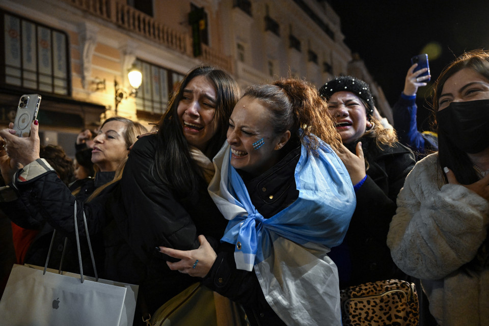 Những giọt nước mắt hạnh phúc của các cổ động viên Argentina khi đội nhà đăng quang vô địch World Cup 2022. (Nguồn: AFP/TTXVN)