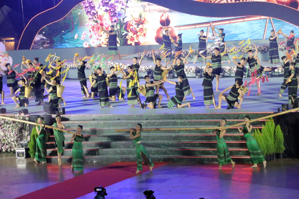 Chương trình nghệ thuật khai mạc với tựa đề Trầm tích Langbiang lấy cảm hứng từ những nghi lễ truyền thống của các dân tộc Tây nguyên. (Ảnh: Chu Quốc Hùng/TTXVN)