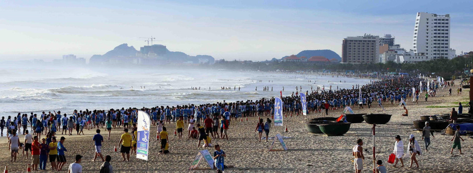 Trong ảnh: Bãi biển tại khu vực Công viên Biển Đông thành phố Đà Nẵng thu hút đông người dân và khách du lịch đến nghỉ dưỡng, tắm biển và tham gia các hoạt động văn hóa, thể thao. (Ảnh: Trần Lê Lâm/TTXVN)