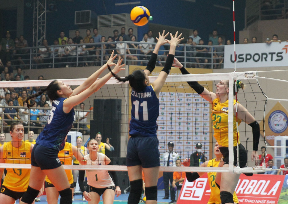 Pha tấn công trên lưới của vận động viên Đội tuyển Bóng chuyền Nữ Việt Nam tại giải VTV Cup. (Ảnh: Quốc Khánh/TTXVN)