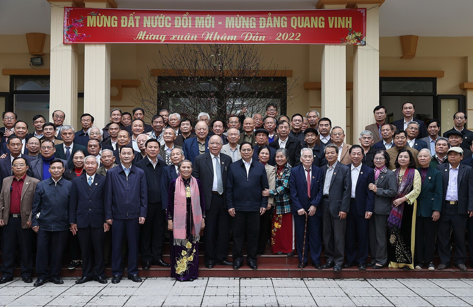 Thủ tướng Phạm Minh Chính với các hội viên Câu lạc bộ Hàm Rồng. (Ảnh: Dương Giang/TTXVN)