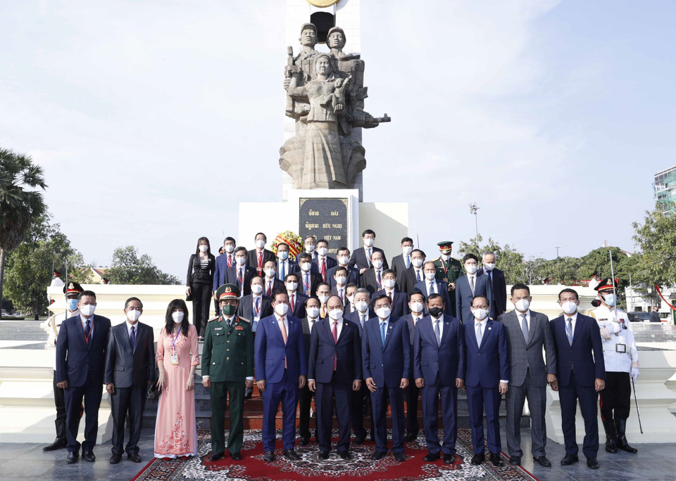 Chủ tịch nước Nguyễn Xuân Phúc tại Tượng đài hữu nghị Việt Nam-Campuchia ở thủ đô Phnom Penh. (Ảnh: Thống Nhất/TTXVN)