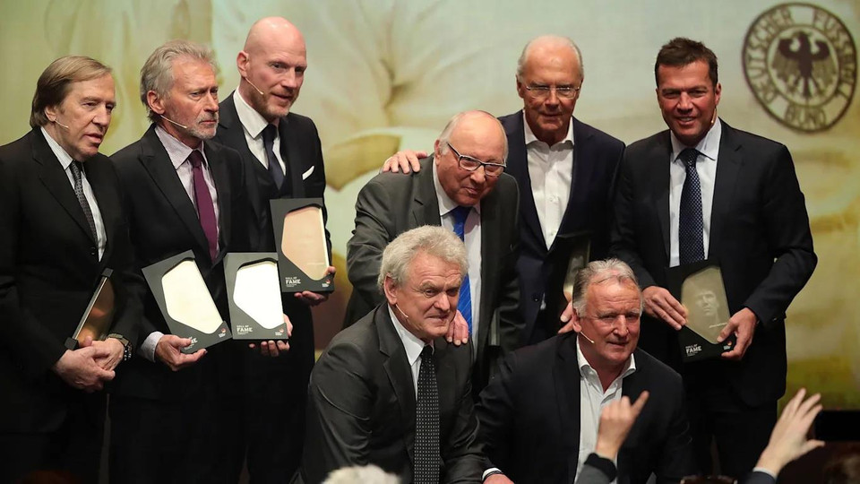 Những huyền thoại vĩ đại nhất của bóng đá Đức đã tham dự lễ khai mạc Đại sảnh Danh vọng của Bảo tàng Bóng đá Đức. Những huyền thoại như Franz Beckenbauer, Sepp Maier, Paul Breitner, Lothar Matthäus và Andreas Brehme đều có mặt.