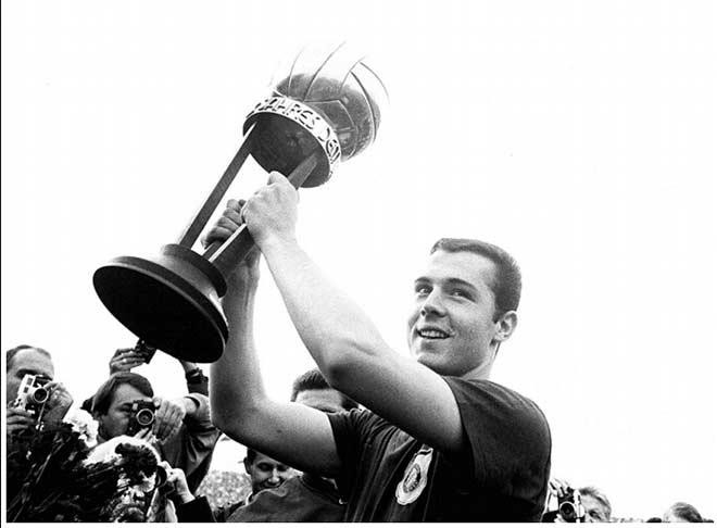 Beckenbauer lần đầu tiên nhận giải thưởng Cầu thủ xuất sắc nhất nước Đức năm 1966.