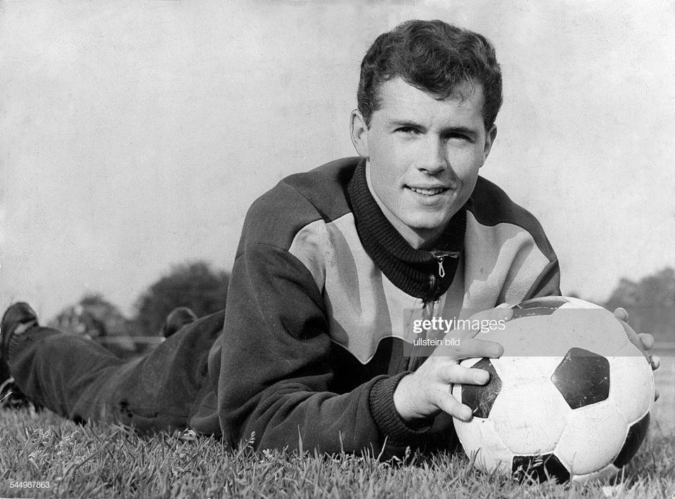 Năm 1964, Franz Beckenbauer gia nhập Bayern Munich và thi đấu cho đội bóng đến năm 1977.