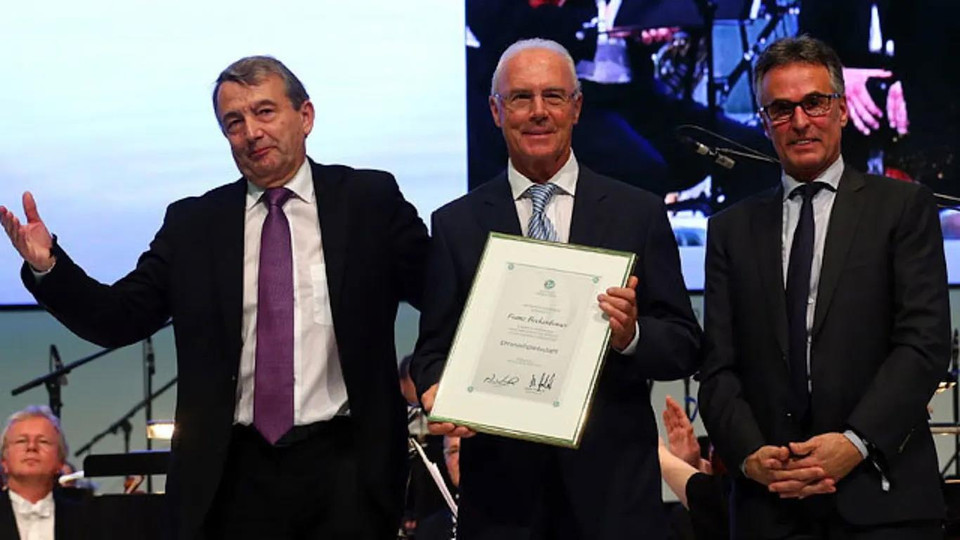 Franz Beckenbauer được vinh danh là thành viên danh dự để ghi nhận những đóng góp của ông cho bóng đá ở Đức và FC Bayern.