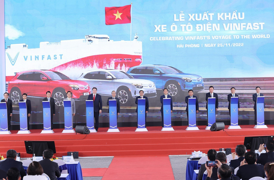 Thủ tướng Phạm Minh Chính và các đại biểu thực hiện nghi lễ xuất khẩu lô xe ôtô điện Vinfast. (Ảnh: Dương Giang/TTXVN)