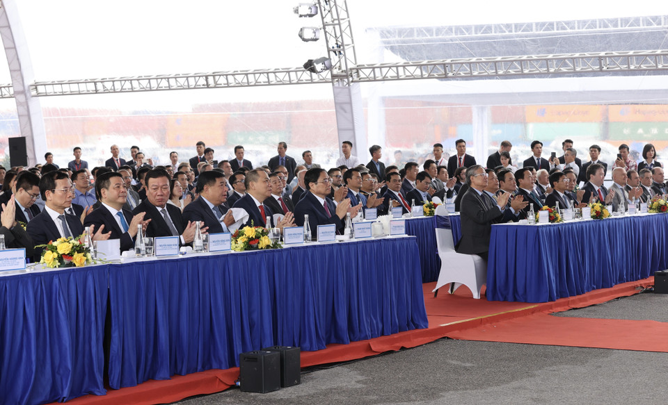 Thủ tướng Phạm Minh Chính dự lễ xuất khẩu lô xe ôtô điện đầu tiên của Vinfast. (Ảnh: Dương Giang/TTXVN)