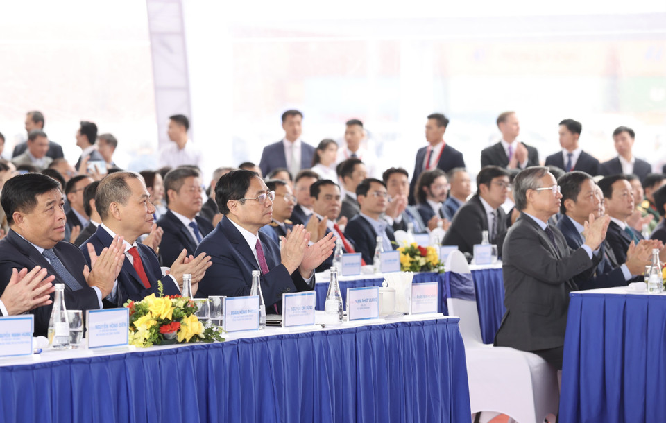 Thủ tướng Phạm Minh Chính dự lễ xuất khẩu lô xe ôtô điện đầu tiên của Vinfast. (Ảnh: Dương Giang/TTXVN)