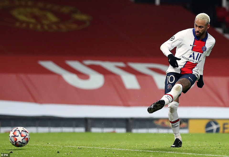 ...nhưng không thể thay đổi cục diện, mà còn nhận thêm bàn thua ở phút 90+1 sau pha dứt điểm dễ dàng của Neymar. (Nguồn: PA)