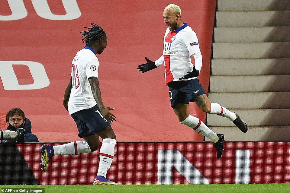 Neymar (phải) chính là ngôi sao sáng nhất trong trận cầu tâm điểm diễn ra sáng 3/12. (Nguồn: Getty Images)