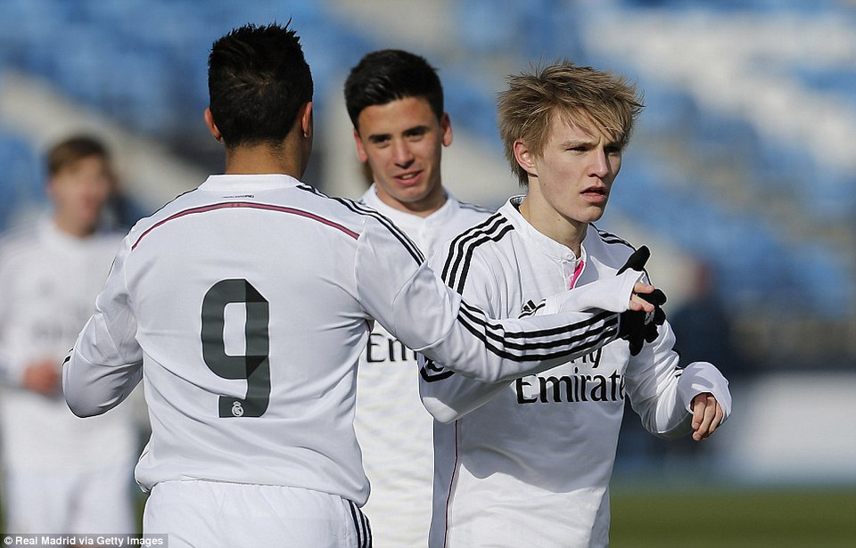 Martin Odegaard trong màu áo Real.