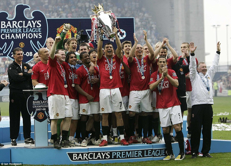 Một năm sau đó, Ronaldo đã cùng Manchester United bảo vệ thành công chức vô địch Premier League.