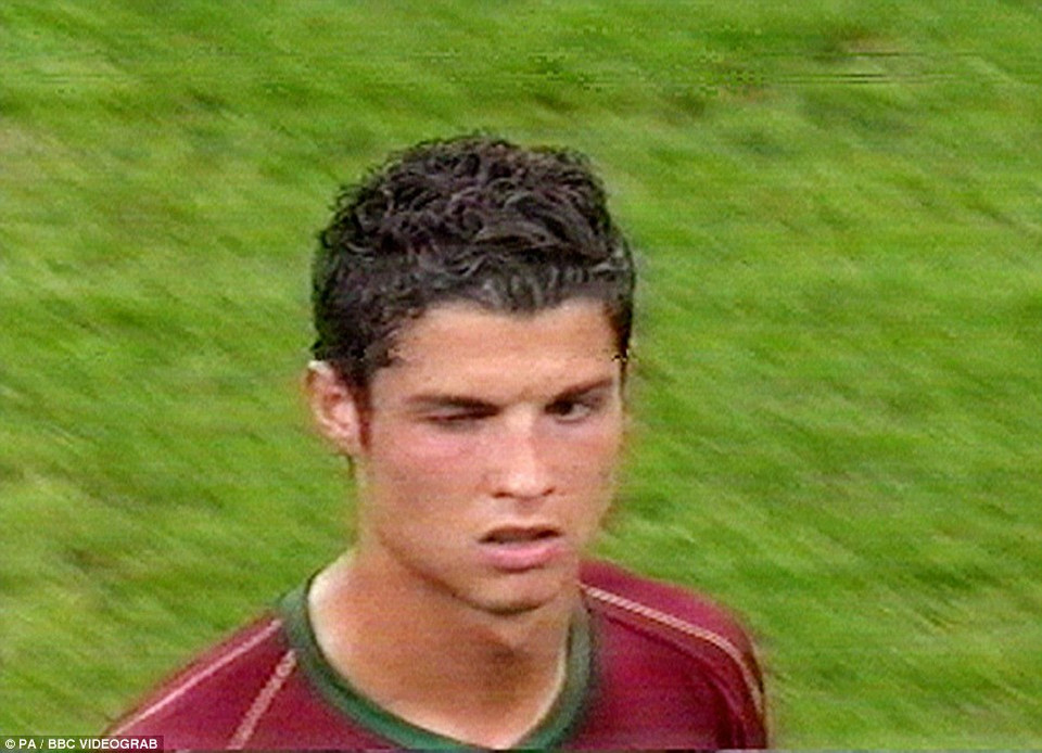 Ronaldo đã khiến truyền thông Anh "nóng mắt" vì hành động nháy mắt sau khi đồng đội của anh ở Manchester United là Wayne Rooney bị truất quyền thi đấu ở World Cup 2006.