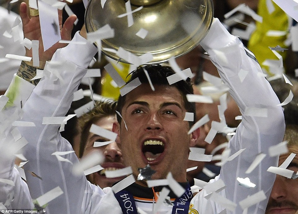 Ronaldo và Real đã hoàn tất giấc mơ Decima (10 chức vô địch C1/Champions) trong mùa giải mà CR7 đã lập kỷ lục 17 bàn thắng ở đấu trường này.