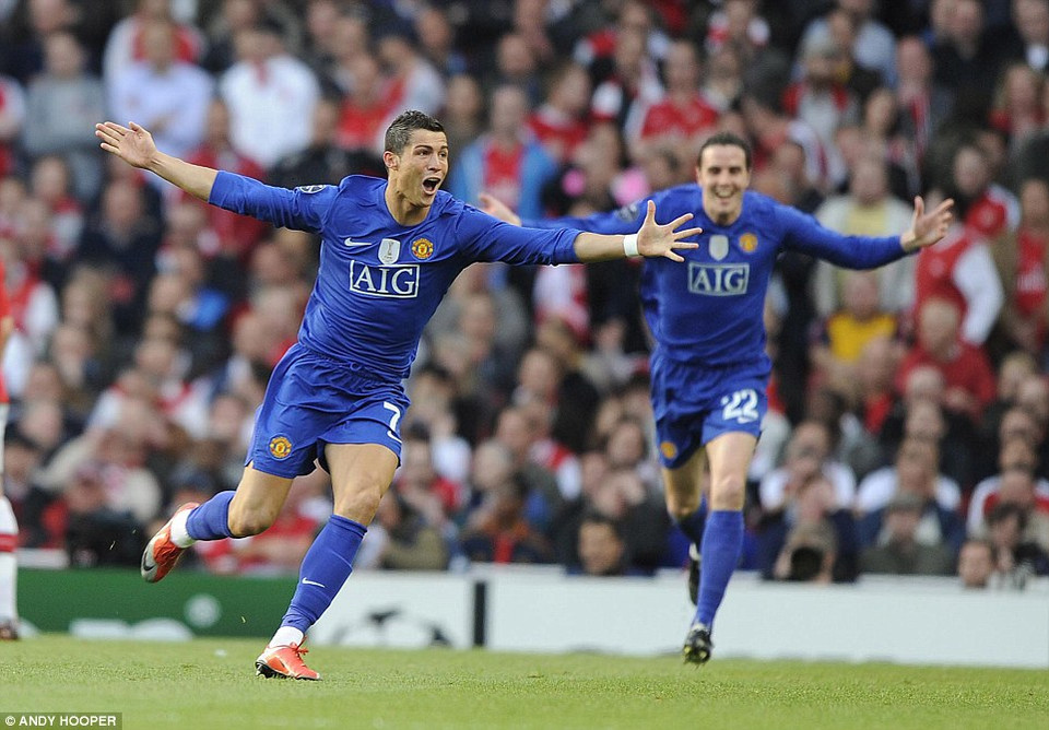 Ở mùa giải 2008-09, Ronaldo ăn mừng sau khi ghi bàn thắng từ khoảng cách hơn 30m, giúp Manchester United đánh bại Arsenal để giành quyền vào chung kết Champions League. Tiếc rằng anh đã không thể cùng đồng đội lên ngôi sau khi để thua Barcelona.