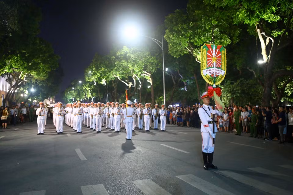 Đoàn nghi lễ Công an Nhân dân diễu hành, biểu diễn tại phố đi bộ hồ Hoàn Kiếm. (Ảnh: Minh Quyết/TTXVN)