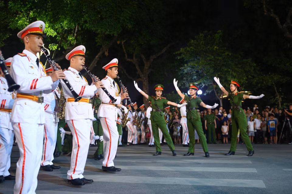 Đoàn nghi lễ Công an Nhân dân diễu hành, biểu diễn tại phố đi bộ hồ Hoàn Kiếm. (Ảnh: Minh Quyết/TTXVN)