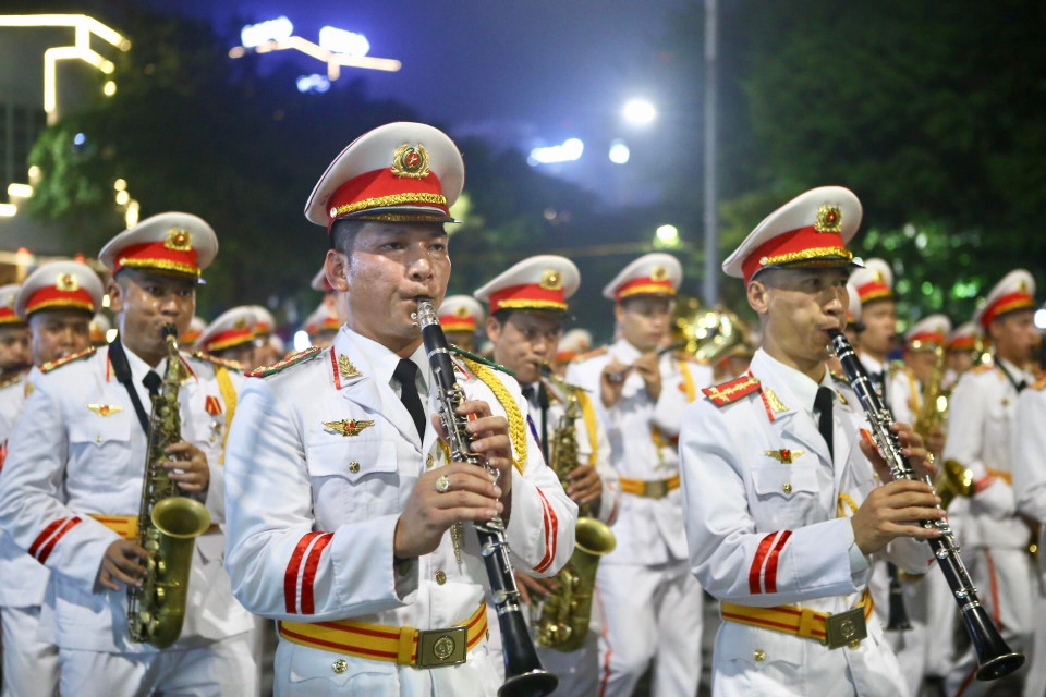 Đoàn nghi lễ Công an Nhân dân diễu hành, biểu diễn tại phố đi bộ hồ Hoàn Kiếm. (Ảnh: Minh Quyết/TTXVN)