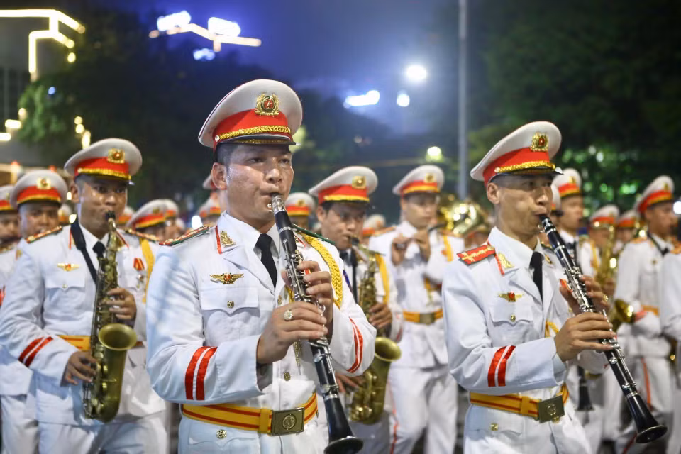 Đoàn nghi lễ Công an Nhân dân diễu hành, biểu diễn tại phố đi bộ hồ Hoàn Kiếm. (Ảnh: Minh Quyết/TTXVN)