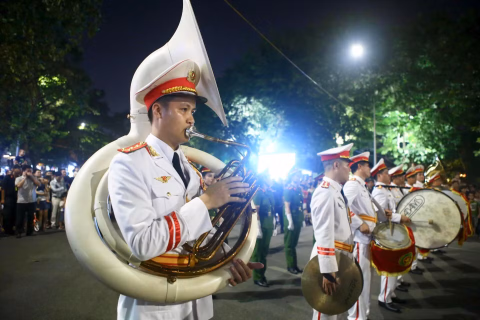 Đoàn nghi lễ Công an Nhân dân diễu hành, biểu diễn tại phố đi bộ hồ Hoàn Kiếm. (Ảnh: Minh Quyết/TTXVN)