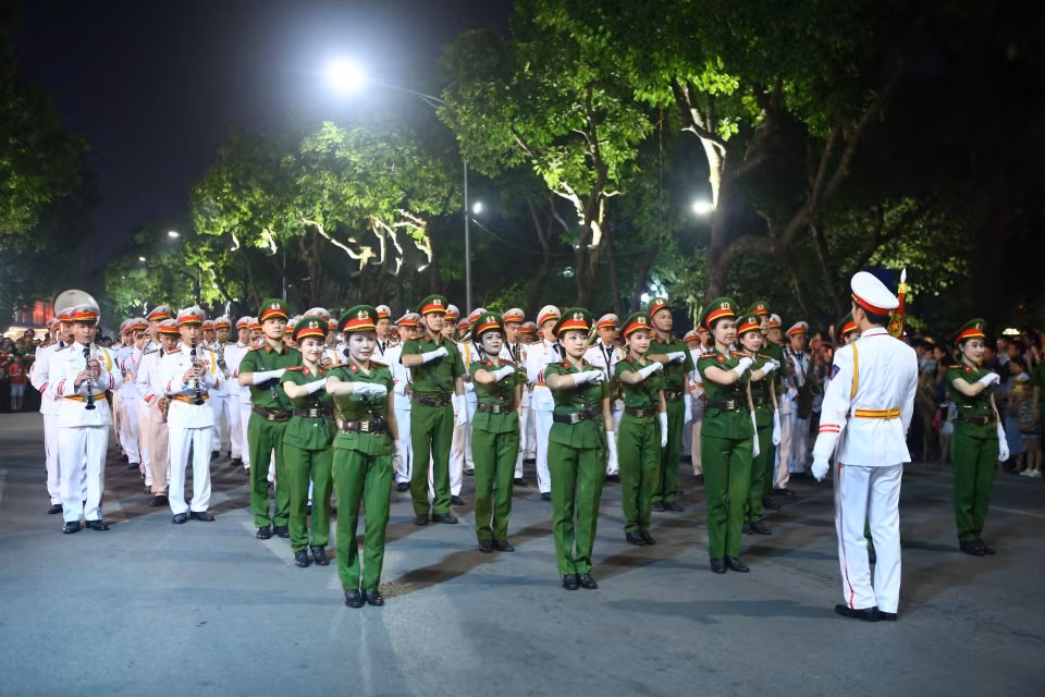 Đoàn nghi lễ Công an Nhân dân diễu hành, biểu diễn tại phố đi bộ hồ Hoàn Kiếm. (Ảnh: Minh Quyết/TTXVN)