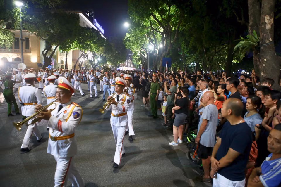 Đoàn nghi lễ Công an Nhân dân diễu hành, biểu diễn tại phố đi bộ hồ Hoàn Kiếm. (Ảnh: Minh Quyết/TTXVN)