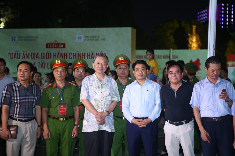 Bộ trưởng Bộ Công an Tô Lâm, Chủ tịch UBND thành phố Hà Nội Nguyễn Đức Chung và các đại biểu dự buổi biểu diễn. (Ảnh: Minh Quyết/TTXVN)