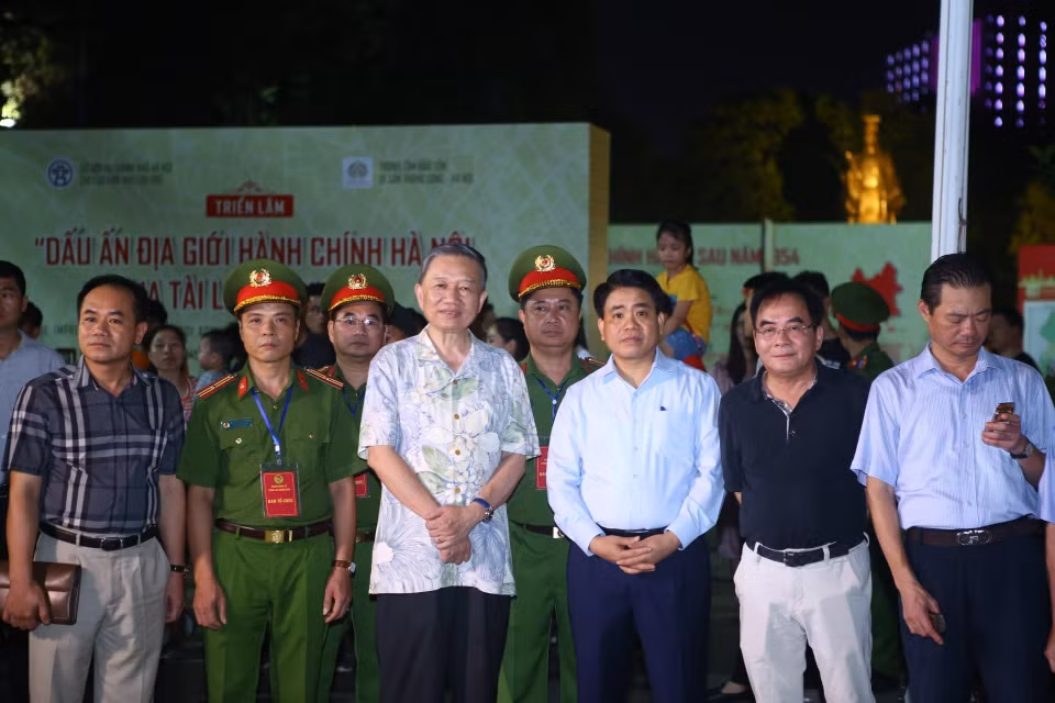 Bộ trưởng Bộ Công an Tô Lâm, Chủ tịch UBND thành phố Hà Nội Nguyễn Đức Chung và các đại biểu dự buổi biểu diễn. (Ảnh: Minh Quyết/TTXVN)