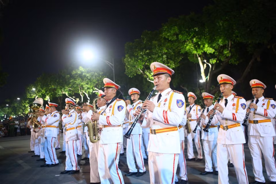 Đoàn nghi lễ Công an Nhân dân diễu hành, biểu diễn tại phố đi bộ hồ Hoàn Kiếm. (Ảnh: Minh Quyết/TTXVN)