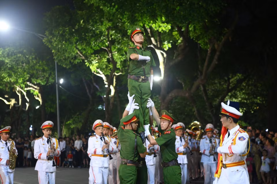 Đoàn nghi lễ Công an Nhân dân diễu hành, biểu diễn tại phố đi bộ hồ Hoàn Kiếm. (Ảnh: Minh Quyết/TTXVN)
