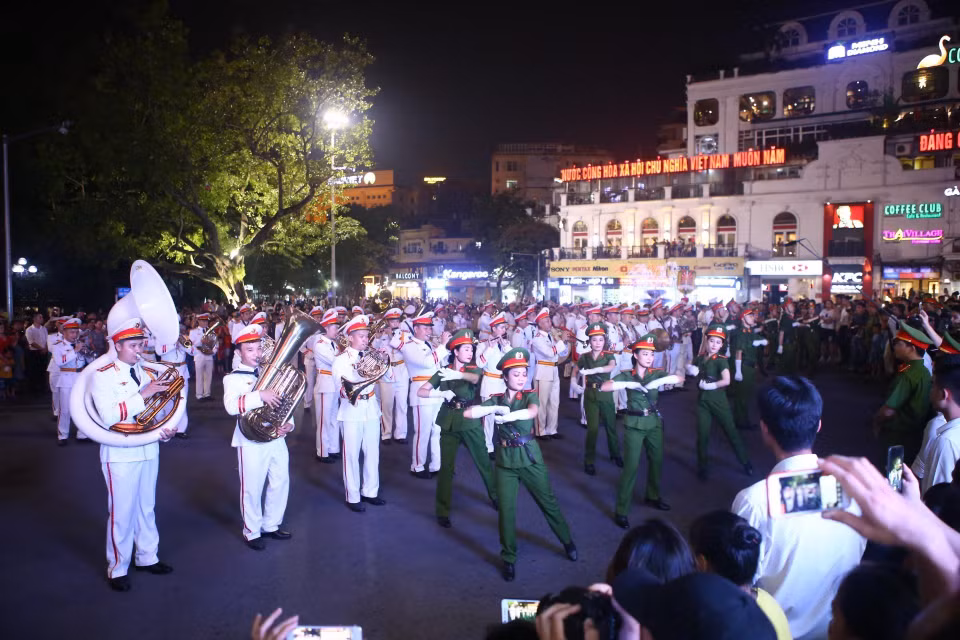 Đoàn nghi lễ Công an Nhân dân diễu hành, biểu diễn tại phố đi bộ hồ Hoàn Kiếm. (Ảnh: Minh Quyết/TTXVN)