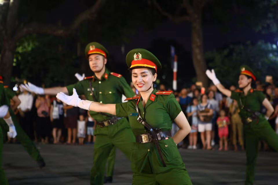 Đoàn nghi lễ Công an Nhân dân diễu hành, biểu diễn tại phố đi bộ hồ Hoàn Kiếm. (Ảnh: Minh Quyết/TTXVN)