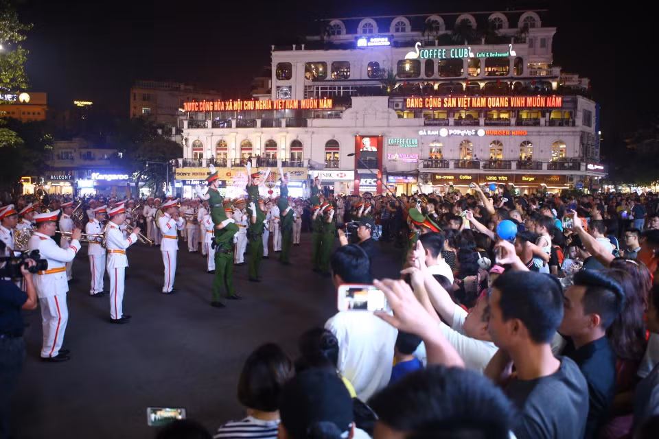 Đoàn nghi lễ Công an Nhân dân diễu hành, biểu diễn tại phố đi bộ hồ Hoàn Kiếm. (Ảnh: Minh Quyết/TTXVN)