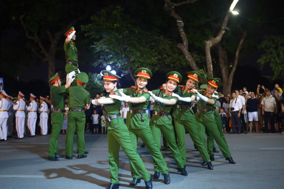 Đoàn nghi lễ Công an Nhân dân diễu hành, biểu diễn tại phố đi bộ hồ Hoàn Kiếm. (Ảnh: Minh Quyết/TTXVN)