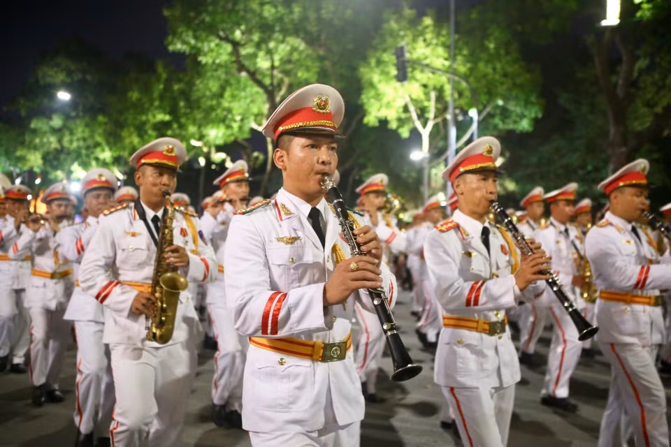 Đoàn nghi lễ Công an Nhân dân diễu hành, biểu diễn tại phố đi bộ hồ Hoàn Kiếm. (Ảnh: Minh Quyết/TTXVN)