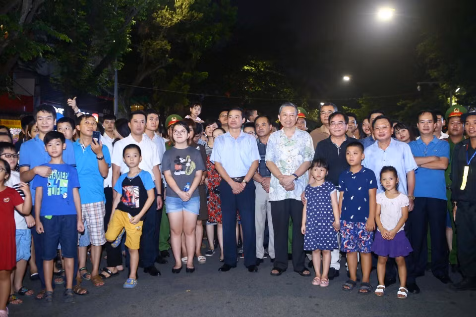Bộ trưởng Bộ Công an Tô Lâm và các đại biểu dự buổi biểu diễn. (Ảnh: Minh Quyết/TTXVN)
