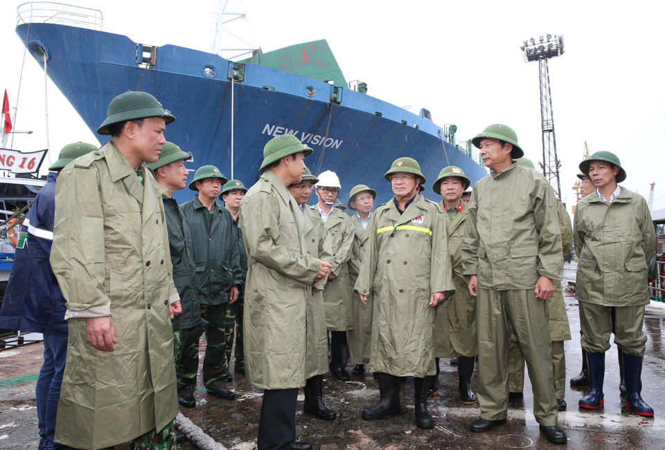 Phó Thủ tướng Trịnh Đình Dũng kiểm tra khu vực neo đậu tàu thuyền vào tránh trú bão tại Công ty TNHH Một thành viên Đóng tàu Hạ Long, Quảng Ninh. (Ảnh: Dương Giang/TTXVN)