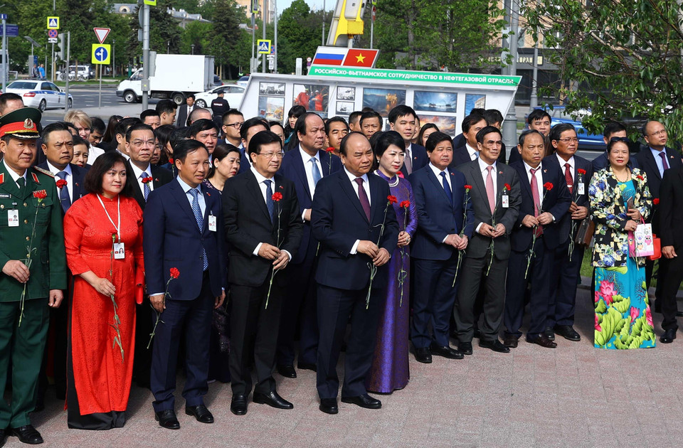 Thủ tướng dâng hoa tại Tượng đài Chủ tịch Hồ Chí Minh. (Ảnh: Thống Nhất/TTXVN)