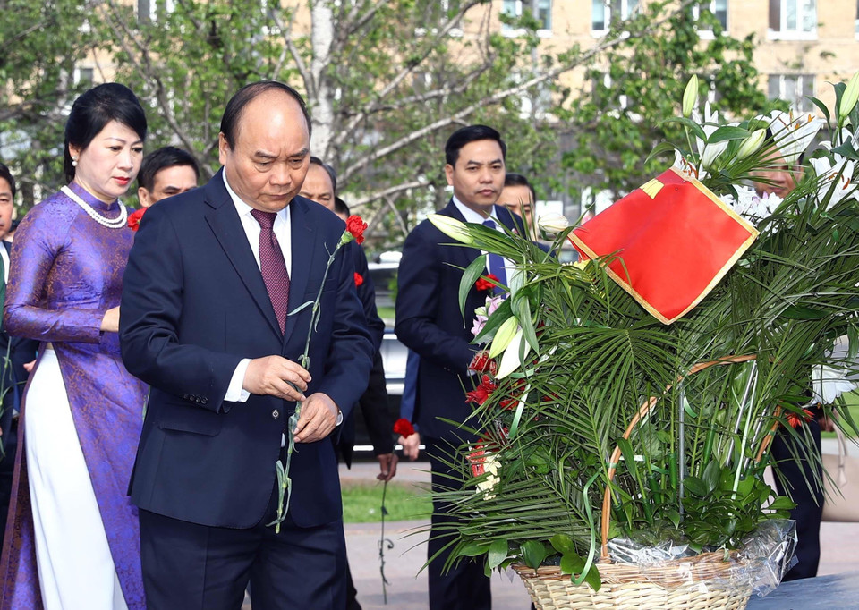 Thủ tướng dâng hoa tại Tượng đài Chủ tịch Hồ Chí Minh. (Ảnh: Thống Nhất/TTXVN)