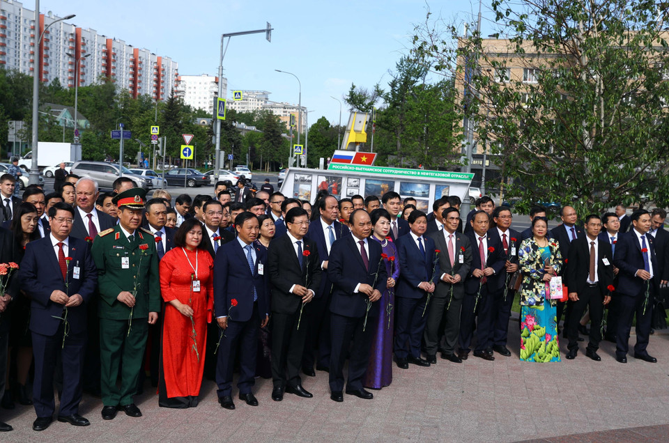 Thủ tướng dâng hoa tại Tượng đài Chủ tịch Hồ Chí Minh. (Ảnh: Thống Nhất/TTXVN)