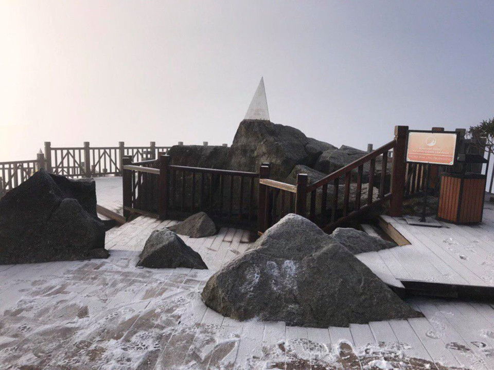 Theo các nhân viên khu du lịch Sun World Fansipan Legend, hiện tượng băng giá đã xuất hiện từ khoảng rạng sáng 17/1, và kéo dài tới tận 9 giờ sáng. (Ảnh: N.A)