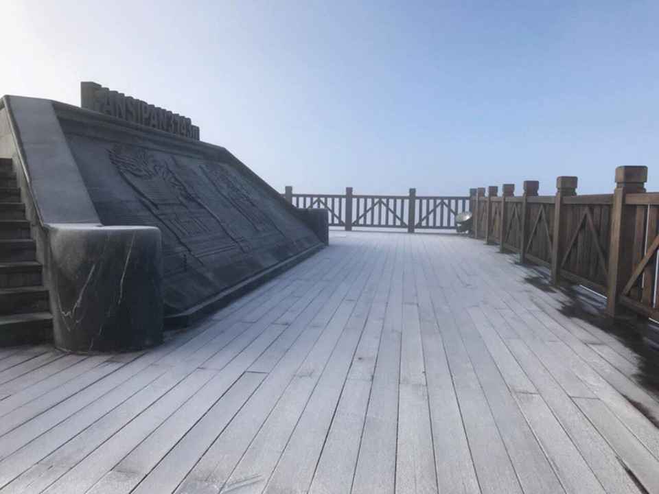 Băng tuyết rơi lất phất nhẹ, tạo nên một lớp mỏng bao phủ khắp mặt sàn khu vực chóp tháp, tạo nên một tấm voan trắng tinh khôi. (Ảnh: N.A)