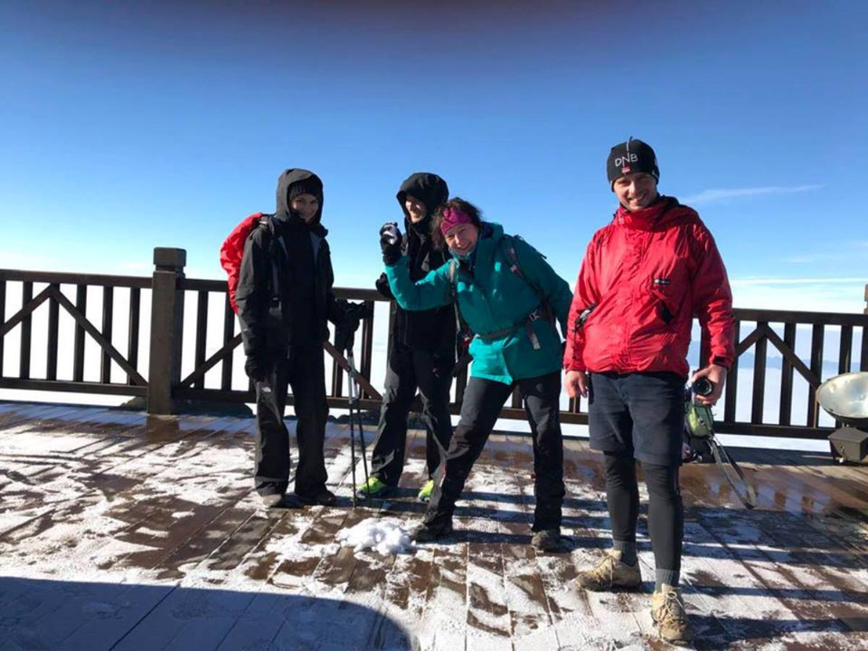 Băng tuyết rơi lất phất nhẹ, tạo nên một lớp mỏng bao phủ khắp mặt sàn khu vực chóp tháp, tạo nên một tấm voan trắng tinh khôi. (Ảnh: N.A)