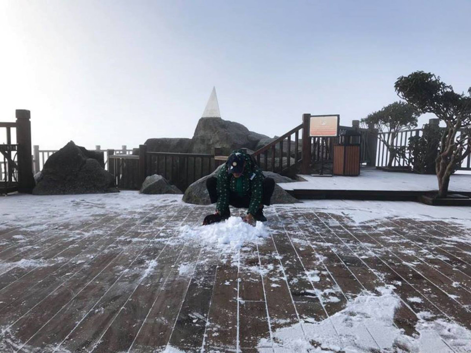 Băng tuyết rơi lất phất nhẹ, tạo nên một lớp mỏng bao phủ khắp mặt sàn khu vực chóp tháp, tạo nên một tấm voan trắng tinh khôi. (Ảnh: N.A)