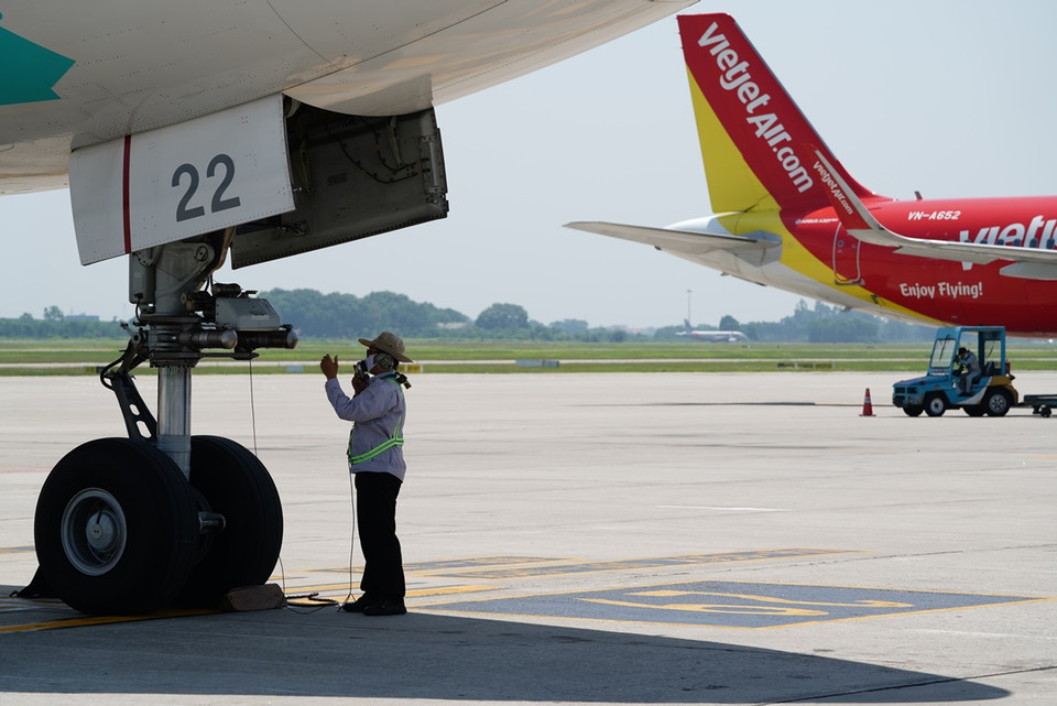 Một nhân viên kiểm tra an toàn bay - Công ty Trách nhiệm hữu hạn Kỹ thuật máy bay. (Ảnh: CTV/Vietnam+)