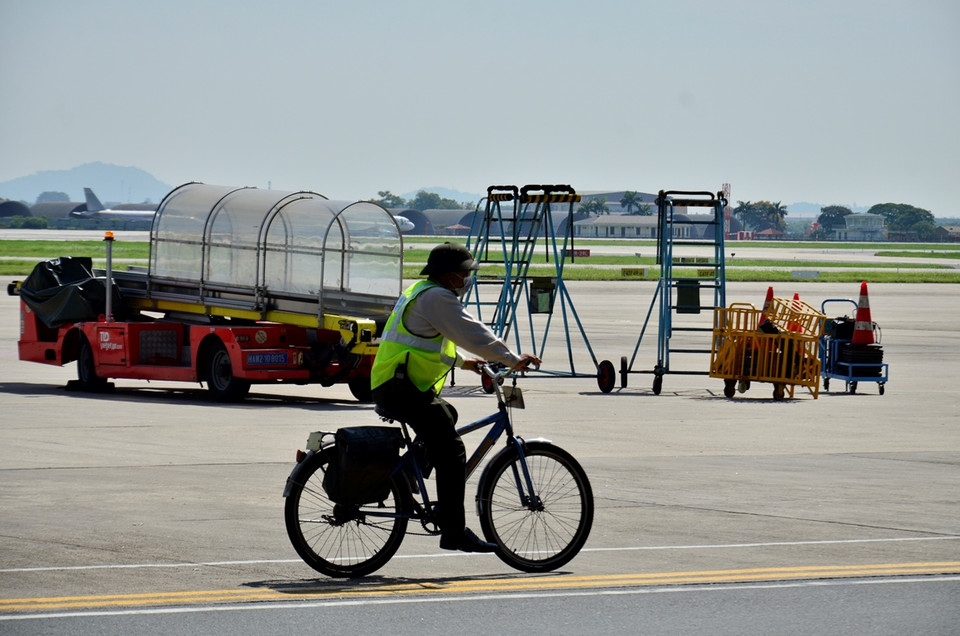 Nhiệm vụ của nhân viên An ninh kiểm soát sân đỗ máy bay là tuần tra dưới đường lăn. (Ảnh: CTV/Vietnam+)