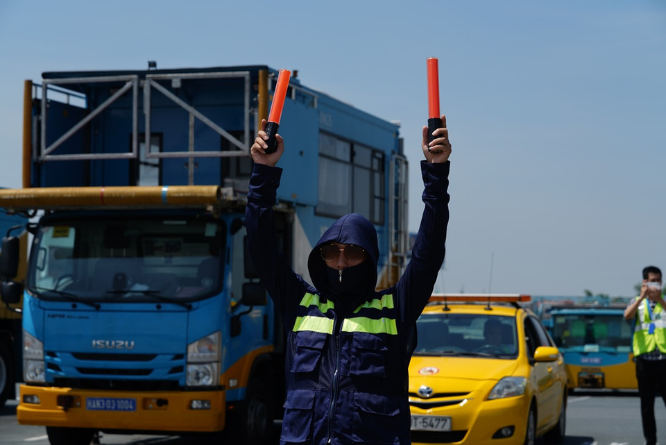 Nhân viên đánh tín hiệu tàu bay của Trung tâm Điều hành sân bay Nội Bài. (Ảnh: CTV/Vietnam+)