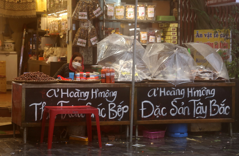 Hàng quán tại thị xã Sa Pa vắng bóng du khách đến mua trong những ngày qua. (Ảnh: Quốc Khánh/TTXVN)